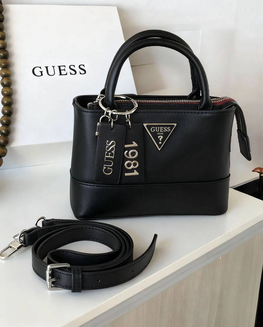 Guess
100 dhs✅
size：22cm

Good-quality 

with box
🎁🎁🎁

Zain35
♥️♥️♥️