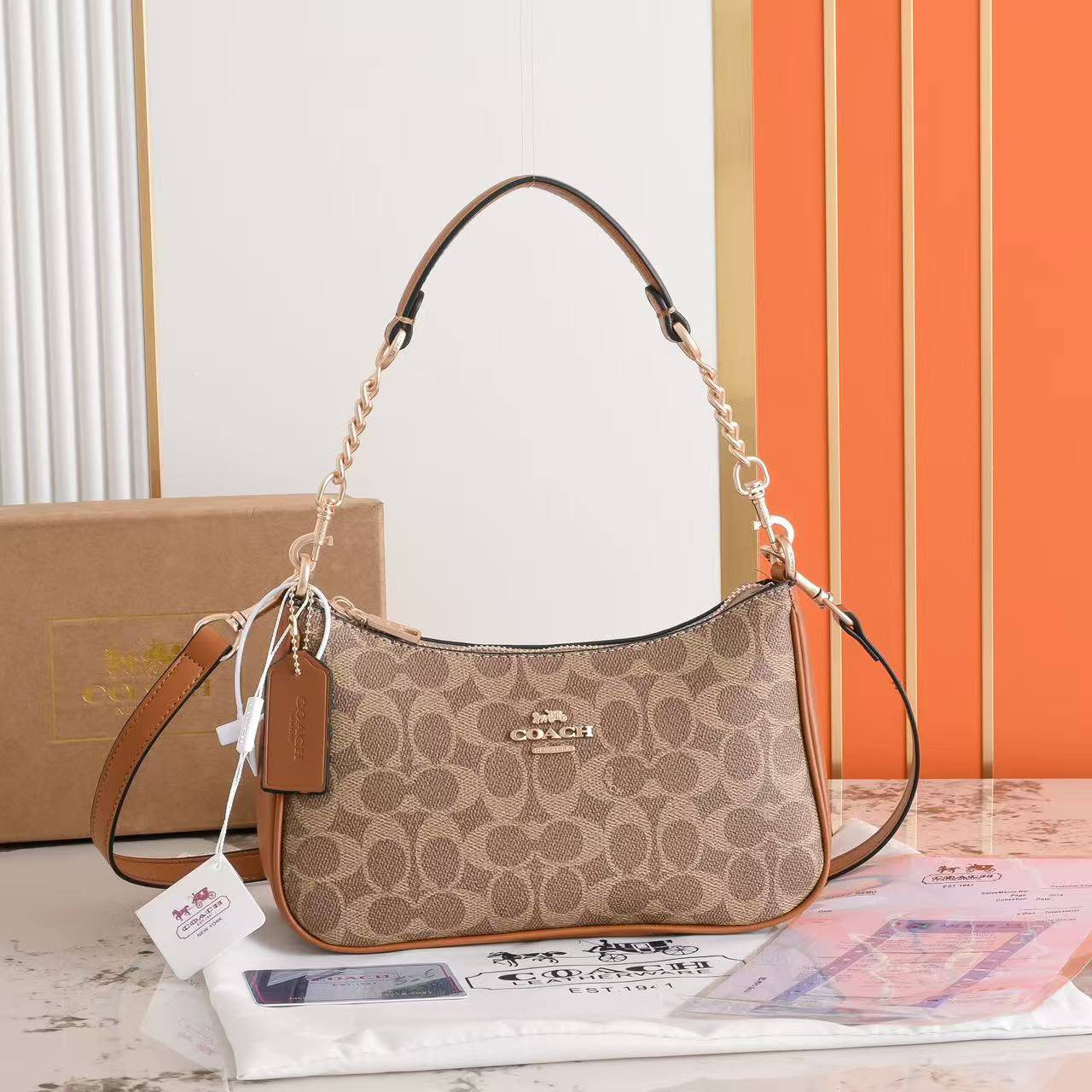 Coach
90 Dhs✅
With box
size 24×7×14cm

Zain42
♥️♥️♥️