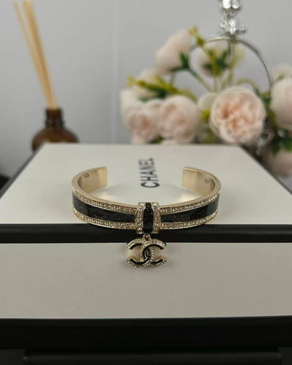 Chanel
Master Bangle
90 dhs🪙

Zain89
♥️♥️♥️