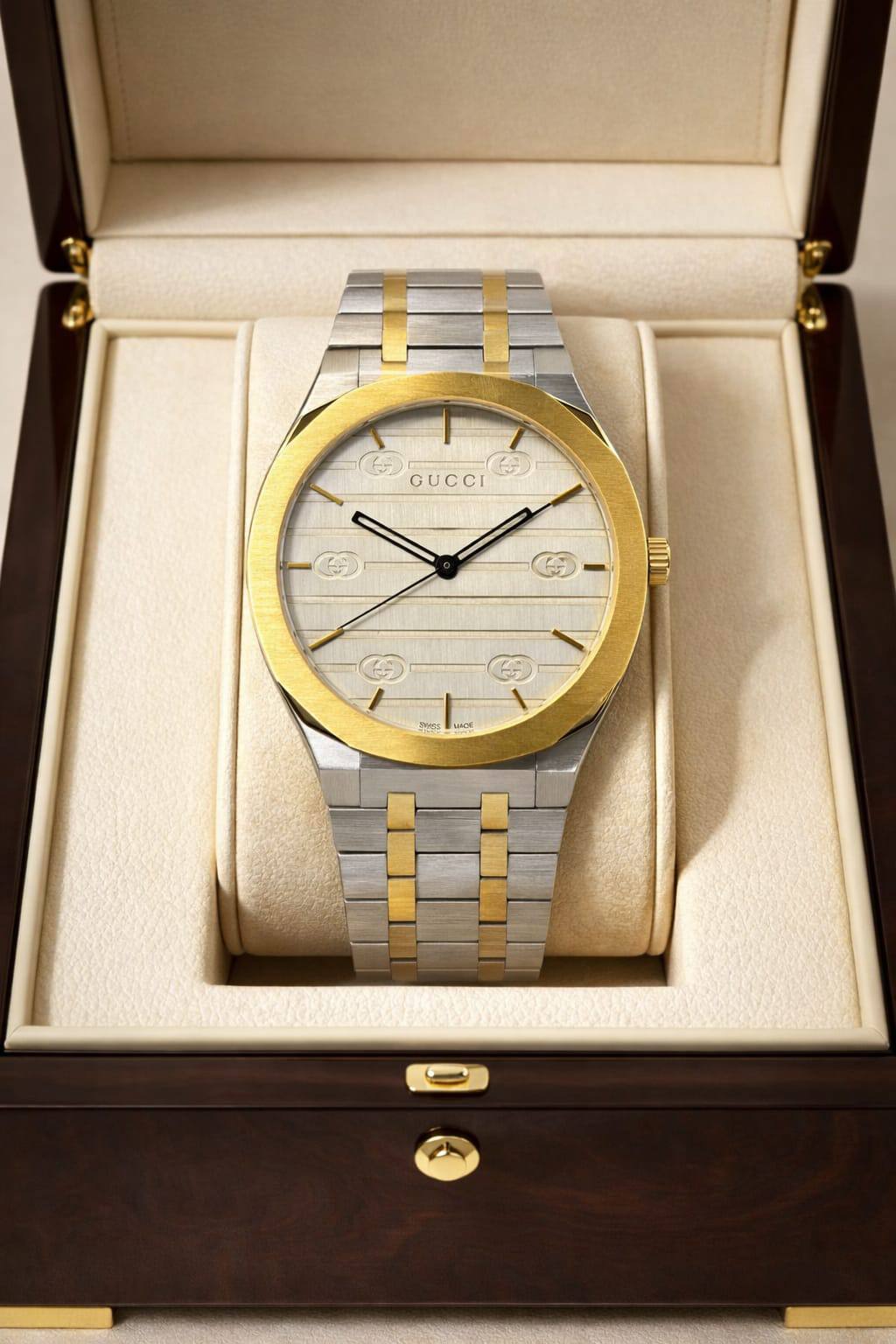 Gucci watch for men 
good quality 
230 dhs❣️

Zain59
♥️♥️♥️