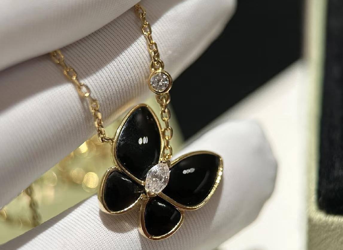 Vca set* 🦋
Necklace 
Earrings 
Ring 💍 

130 dhs🪙💚
normal box 📦

Zain48
♥️♥️♥️