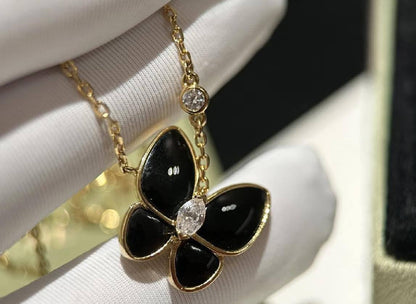 Vca set* 🦋
Necklace 
Earrings 
Ring 💍 

130 dhs🪙💚
normal box 📦

Zain48
♥️♥️♥️