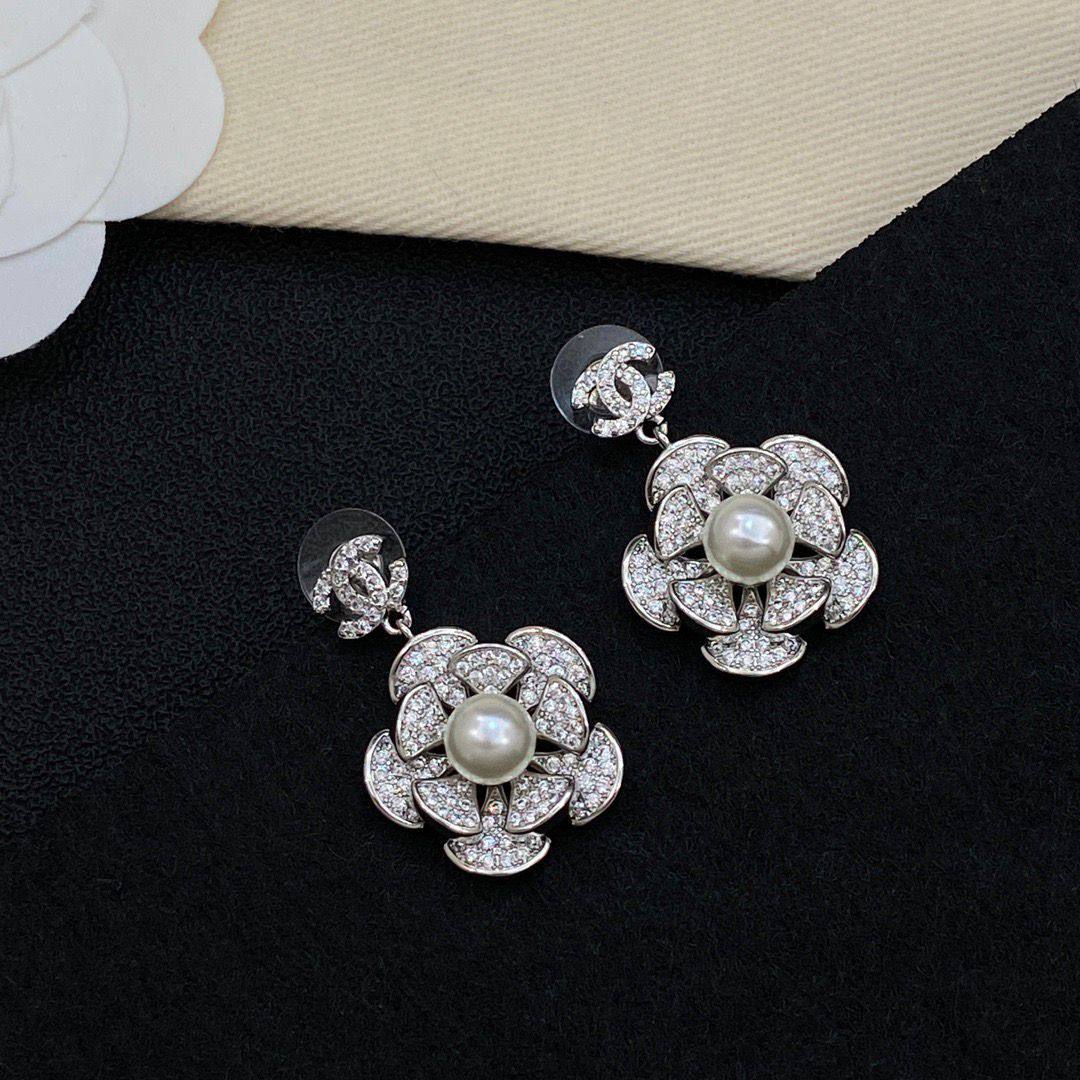 CHANEL❤️‍🔥*
Earring 🐦‍🔥
Master quality 💯
With normal boxes 🗃️ 
55 dhs✅
With master box 📦 
70 dhs✅

Zain216
♥️♥️♥️