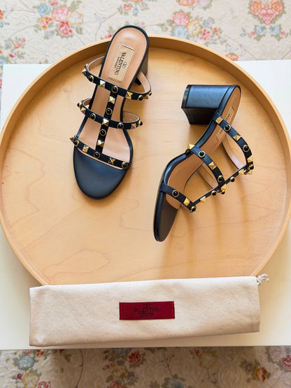 Valentino
Master quality 
Size: 36 to 41
450 dhs💓

Zain318
♥️♥️♥️