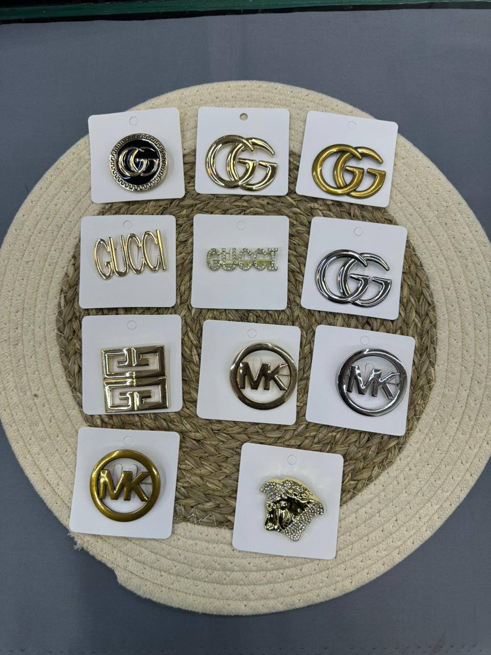 BROOCH Jewelry 🔥*
Non tarnish 💯
good quality 💯
With black boxes 🗃️ 
20 dhs❣️
With normal boxes 📦 
And paper bag🛍️
30 dhs❣️

Zain216
♥️♥️♥️