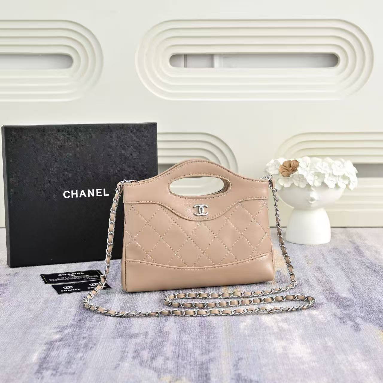 Chanel
withbox 
95 dhs🇦🇪🇦🇪

Zain143
♥️♥️♥️