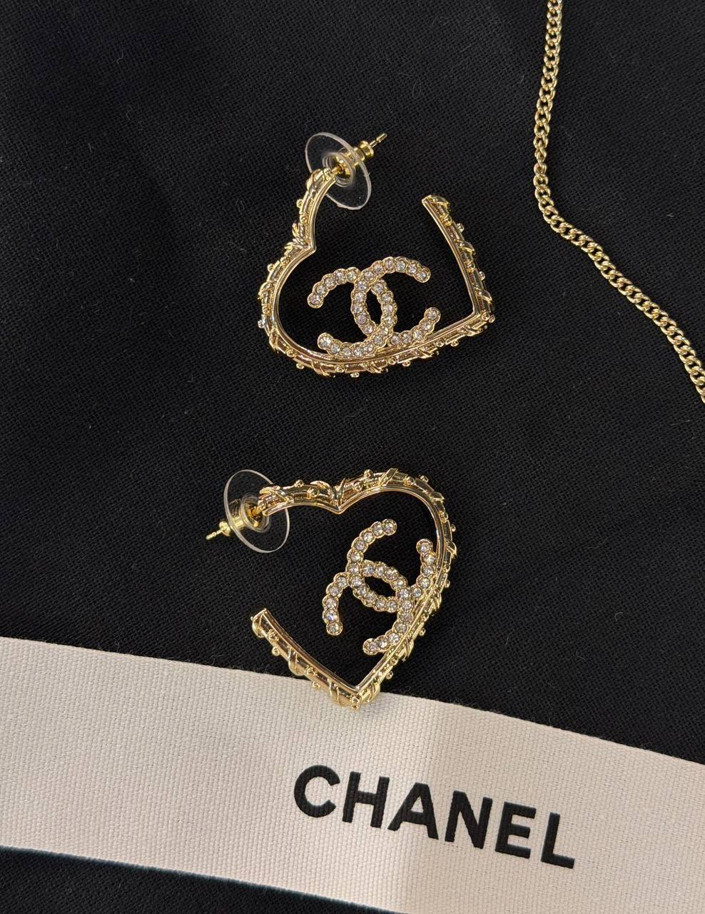 CHANEL*  🖤
* Necklace & Earing ⬆️
* ⁠↗️ *Super Master Quality ®️*
Set (Necklace with Earings)
*170 dhs🪙🌨️* with *Normal* Box & Bag
*230 dhs🪙🌨️* with *Orignal* Packing 

Zain209
♥️♥️♥️