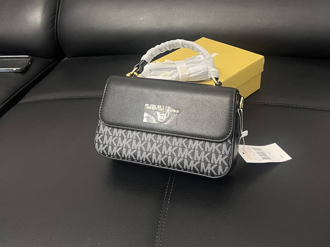 MK
Aigner
90 dhs🇦🇪🇦🇪
size 20cm
with box

Zain26
♥️♥️♥️