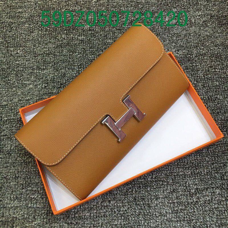 Hermes
good quality, 

comes with box, 🎁🎁🎁

size... 20*13 cm 
95 dhs👑

Zain12
♥️♥️♥️