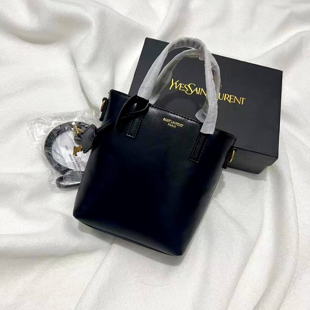 YSL
70 dhs🪙🌨️

with box
🎁🎁🎁

size 17*5*18cm

Zain26
♥️♥️♥️
