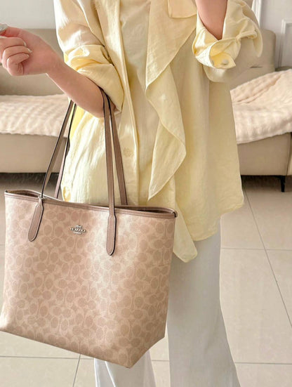 Coach
90 dhs✅
size 38×10×26cm

Zain42
♥️♥️♥️