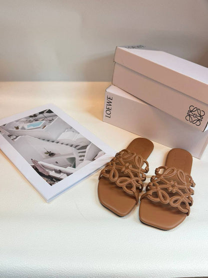 Slippers
Size 36-41
70 dhs✅

Zain236
♥️♥️♥️