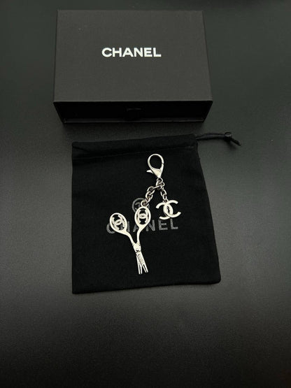 KEYCHAINS
CHANEL & LV 
60 dhs🪙🖤
With MASTER BOX 📦

Zain263
♥️♥️♥️