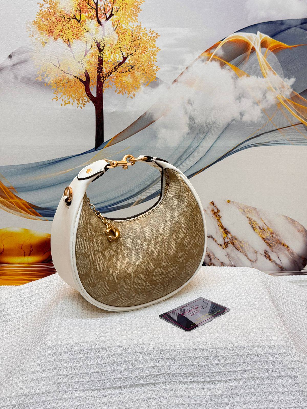 COACH

Best quality

 with box

125 dhs🇦🇪🇦🇪

size20CM

Zain290
♥️♥️♥️
