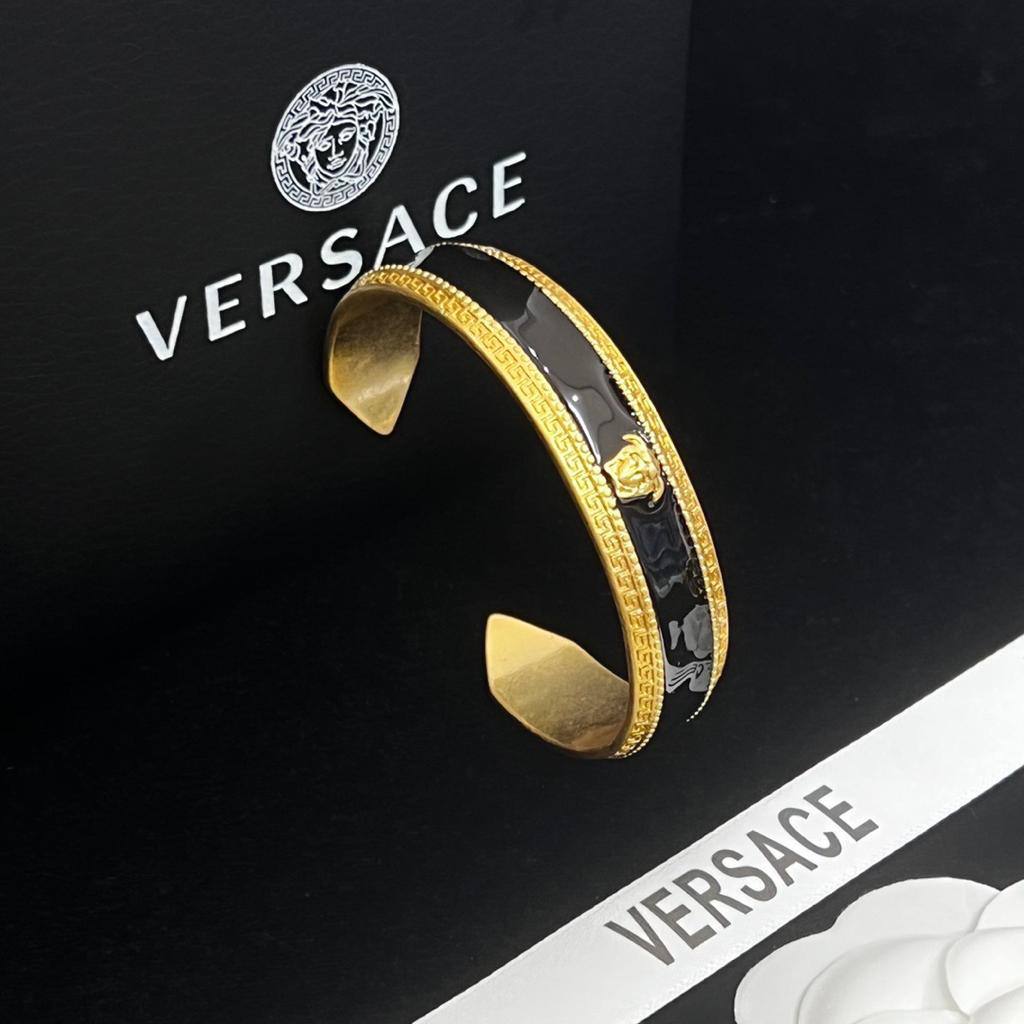 60 dhs❣️ Versace
✨💫⭐

BANGLE
💎
FREE SIZE  
WITH BOX AND PAPER BAG 🎁🛍️

Zain89
♥️♥️♥️