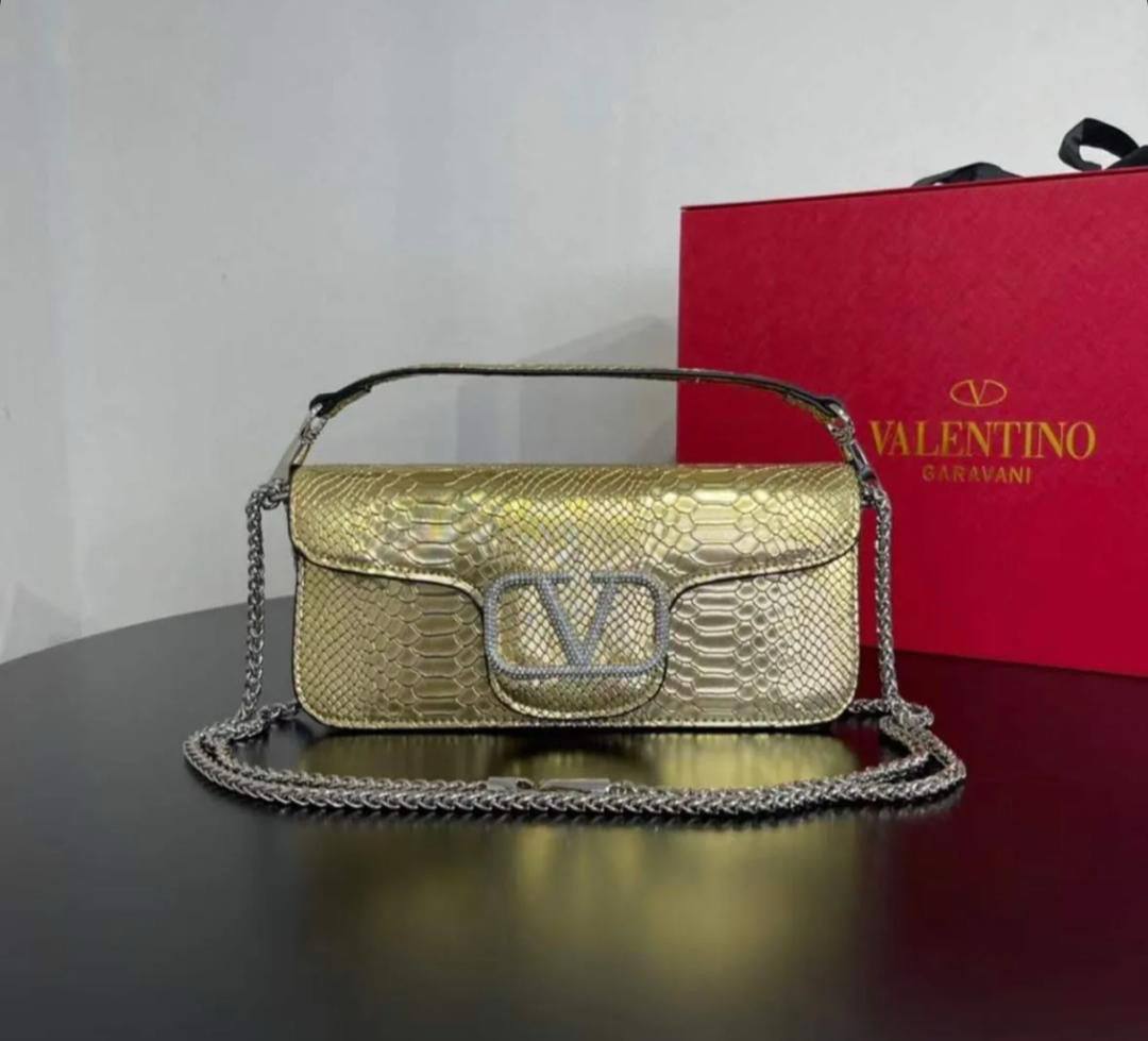 VALENTINO 
90 dhs🌺

with box
🎁🎁🎁

Zain90
♥️♥️♥️