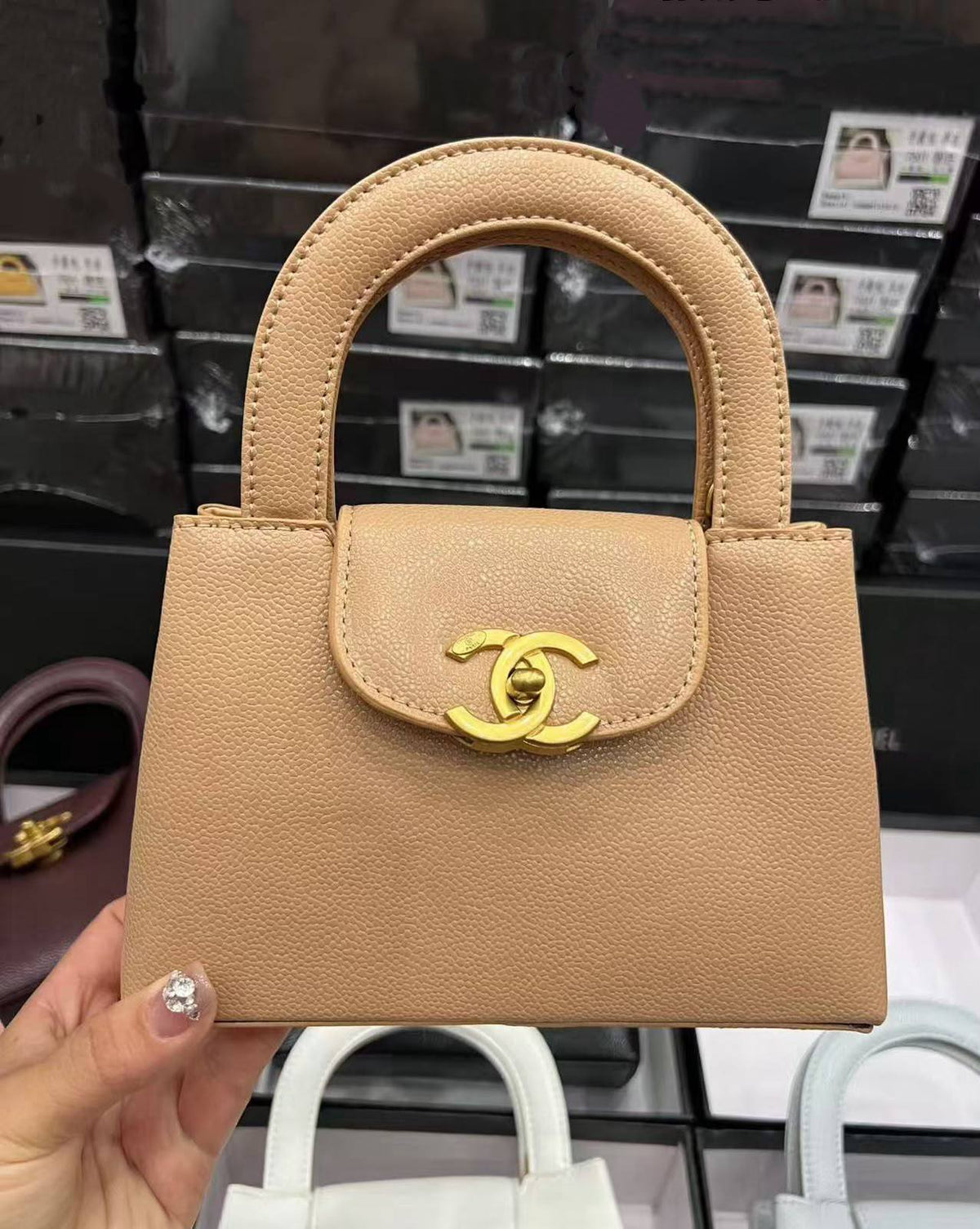 CHANEL

 NEW CAME 

GOOD QUALITY 

WITH BOX 

100 dhs🇦🇪🇦🇪

Zain295
Zain39
♥️♥️♥️
