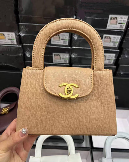 CHANEL

 NEW CAME 

GOOD QUALITY 

WITH BOX 

100 dhs🇦🇪🇦🇪

Zain295
Zain39
♥️♥️♥️