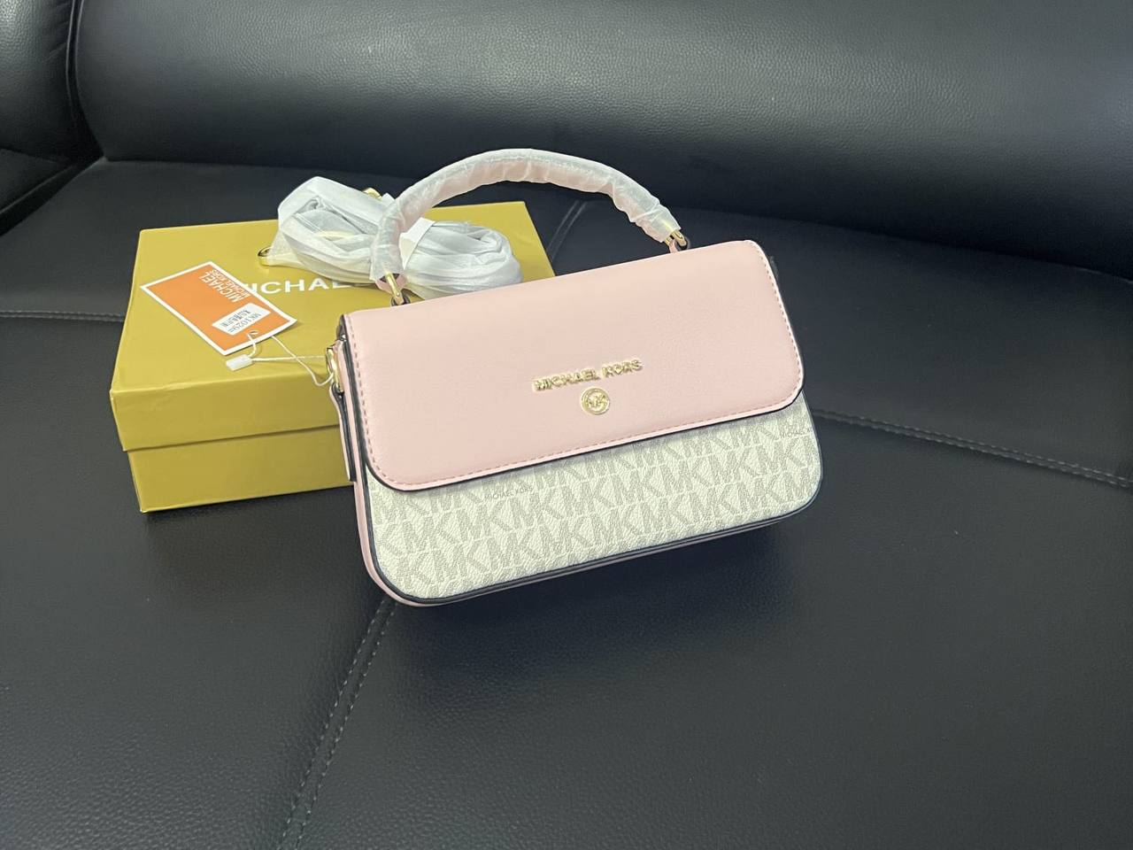 MK
Aigner
90 dhs🇦🇪🇦🇪
size 20cm
with box

Zain26
♥️♥️♥️