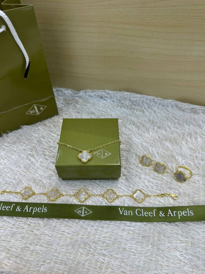 VCA SET ❤️‍🔥*
Necklace 🌸
Earring ✨
Bracelet 🍁
Ring 💍 free size ❣️
Stainless Steel 💯
Non tarnish 💯
With normal boxes 📦 
45 dhs🪙🌨️
With master box 🗃️ 
80 dhs🪙🌨️

Zain216
♥️♥️♥️