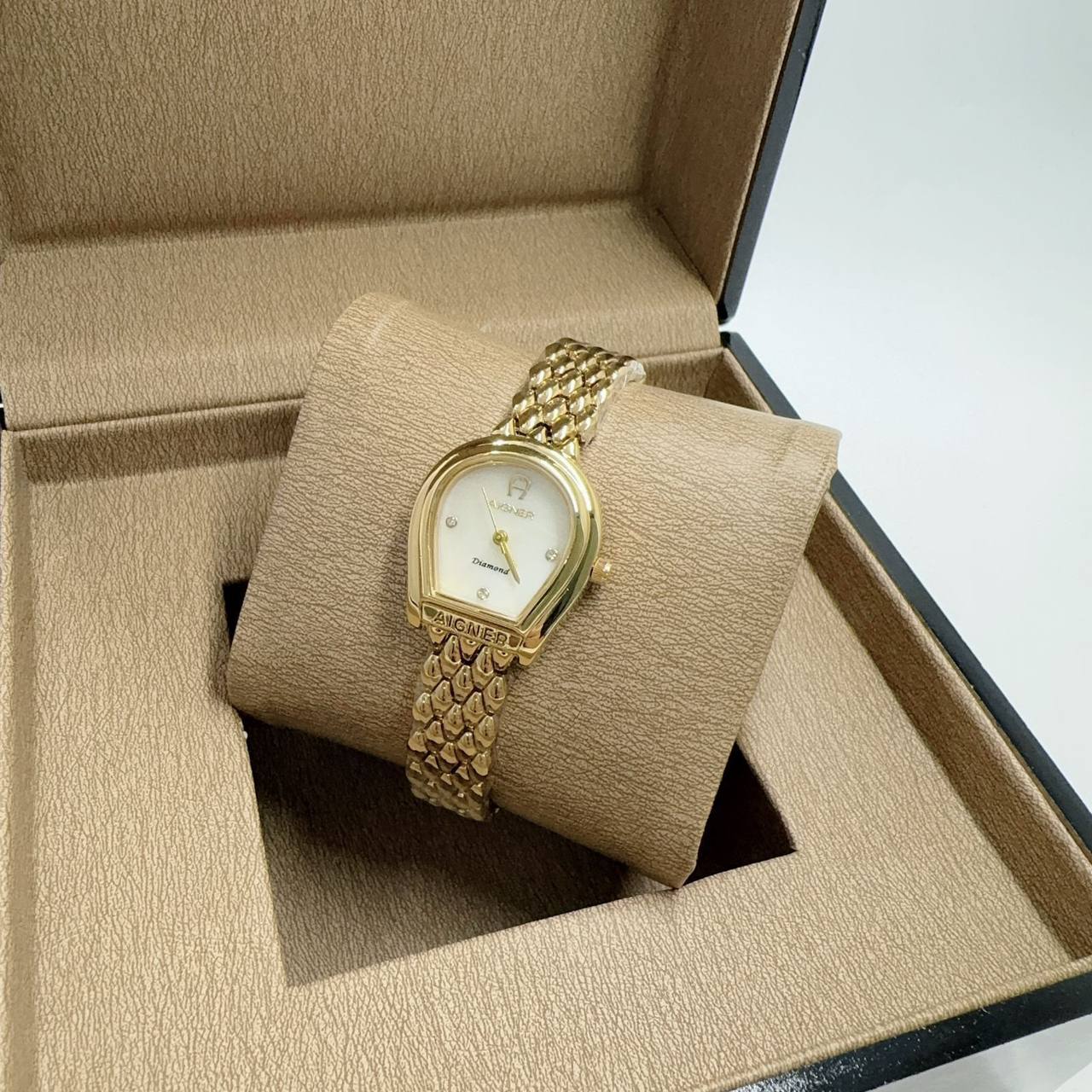 New stock 
Ladies Watch
55 dhs💛

Zain45
♥️♥️♥️