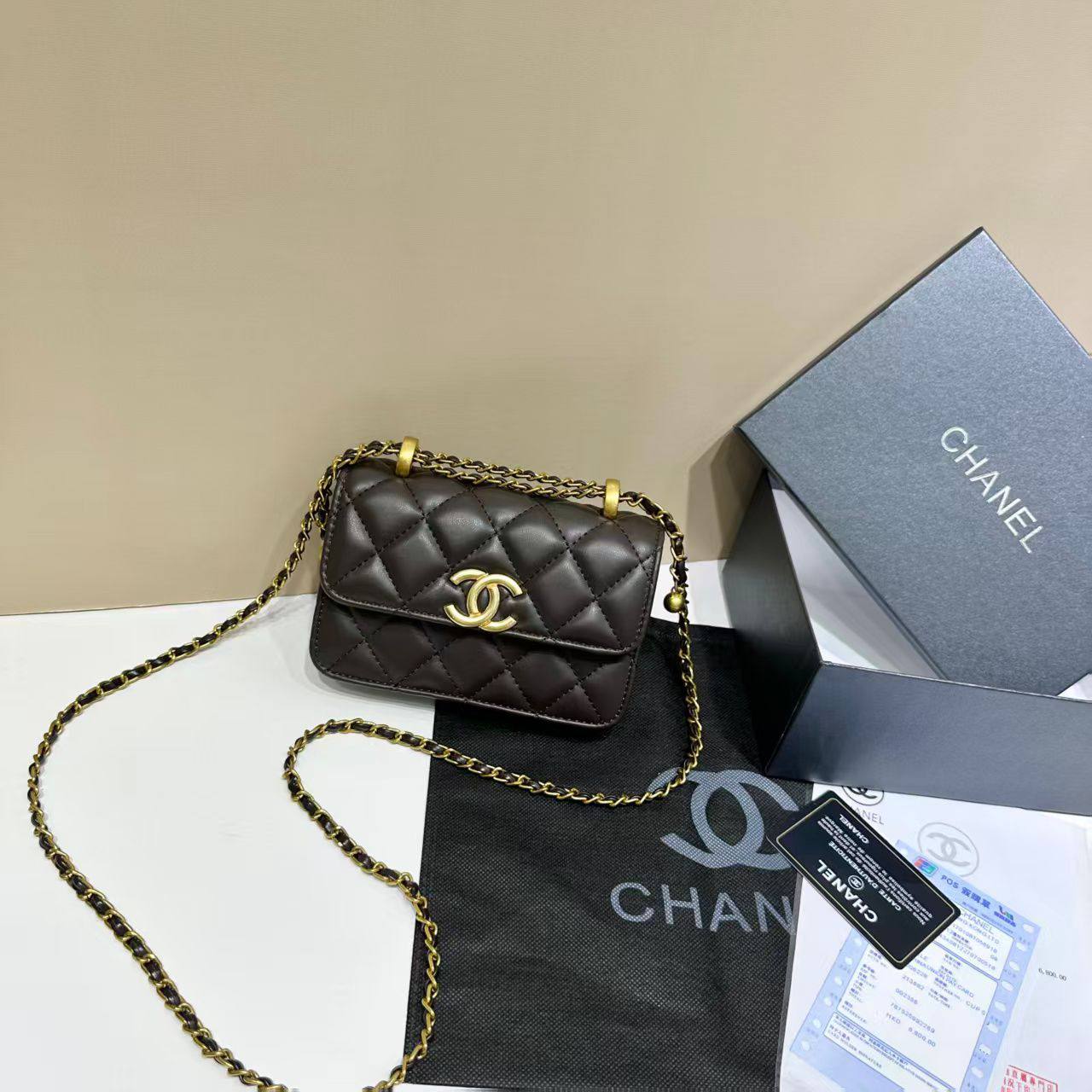 Chanel

withbox 
🎁🎁🎁

100 dhs🪙💕
good quality

Zain143
♥️♥️♥️