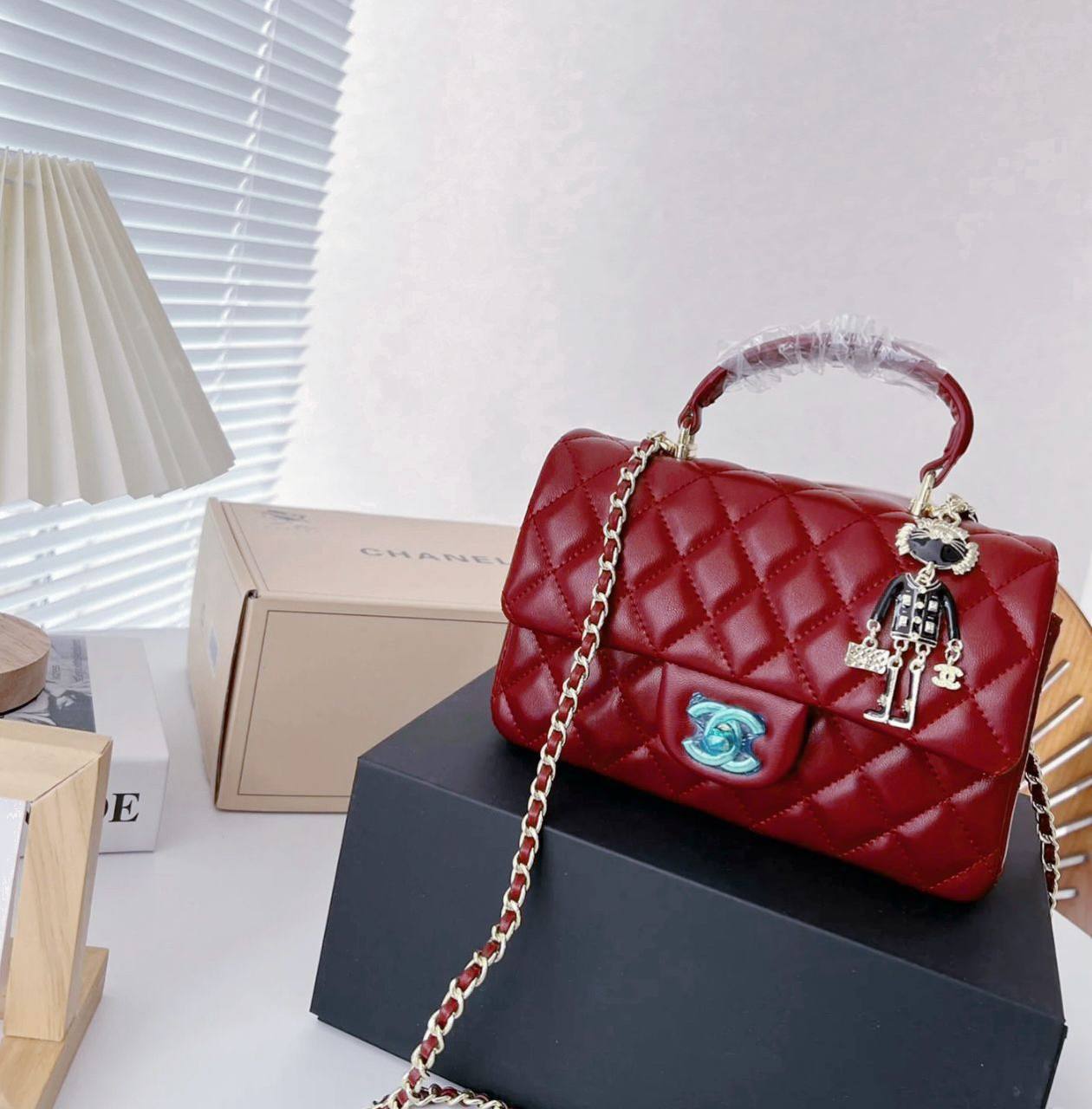 CHANEL

 NEW CAME GOOD QUALITY 
WITH BOX 
🎁🎁🎁

100 dhs🪙💕

Zain39
♥️♥️♥️