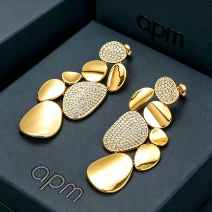 APM EARRING 
MASTER 💫✨
95 DHS💓 
WITH BOX AND PAPER BAG🎁🛍️

Zain89
♥️♥️♥️