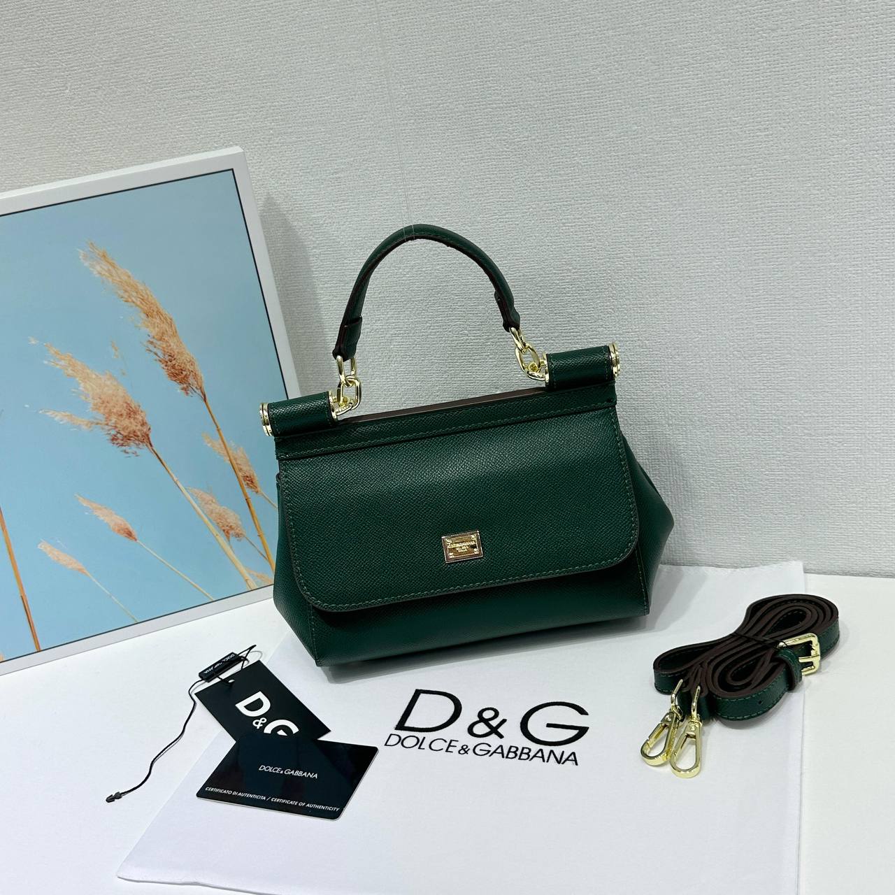 D&G
High quality 
Size: 20cm

With box 
🎁🎁🎁

110 dhs🪙🖤

Zain50
♥️♥️♥️