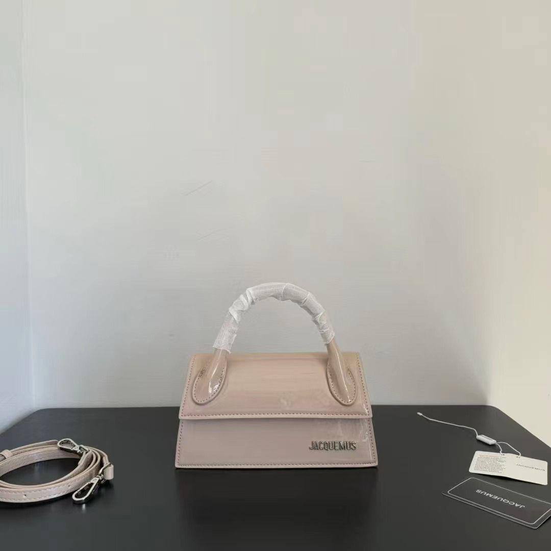 Jacquemus

110 dhs🪙🌨️

Zain143
♥️♥️♥️