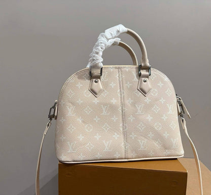 LOUIS VUITTON 

NEW CAME 

MASTER QUALITY 
285 dhs🇦🇪🇦🇪

Zain295 
♥️♥️♥️