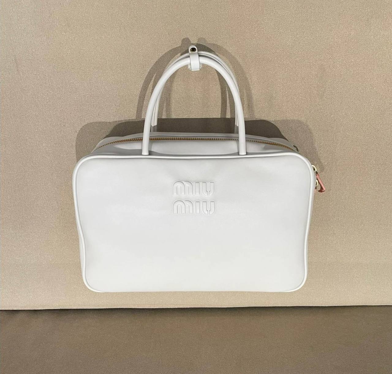 Miu Miu
good quality, 
size 34 *23 cm 
95 dhs✅

Zain12
♥️♥️♥️