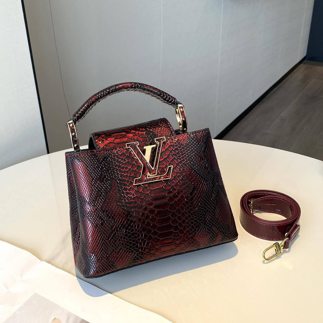 LV

Best quality 
with box’s 
🎁🎁🎁

120 dhs🪙🖤
size 18cm

Zain158
♥️♥️♥️