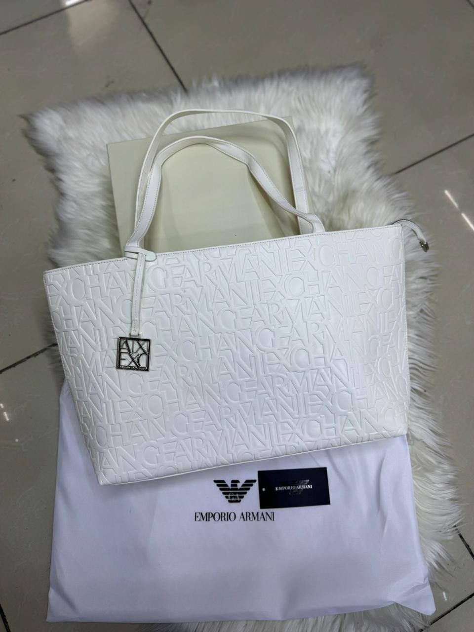 ❤️ Emporio Armani Tote
1⃣️ First quality
Size: 40 * 29 cm
90 dhs🇦🇪🇦🇪

Zain115
♥️♥️♥️