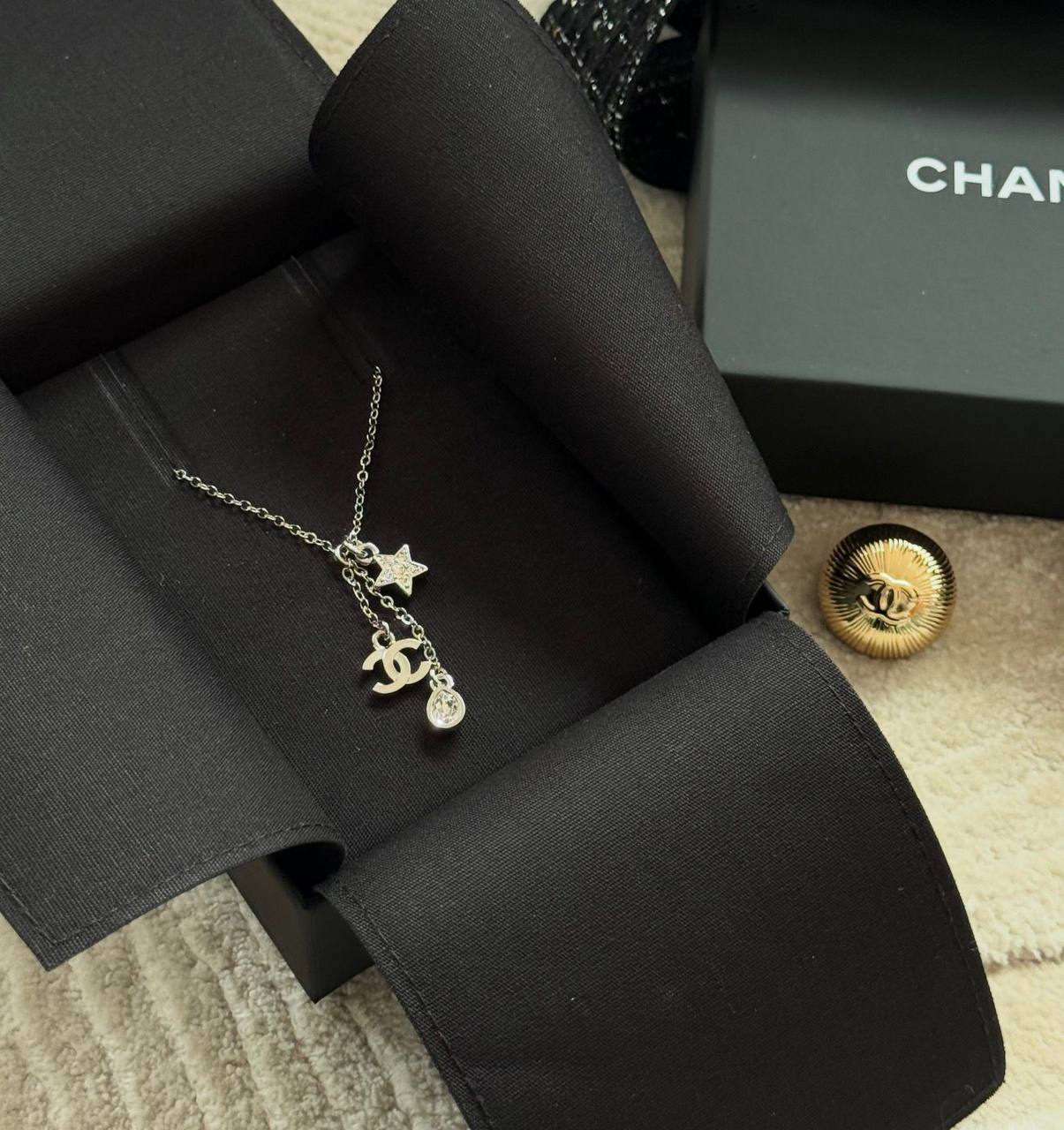 CHANEL ❤️‍🔥*
Necklace 💥
Master quality 💯
With normal boxes 🗃️ 
50 dhs✅
With master box 📦 
80 dhs✅

Zain216
♥️♥️♥️