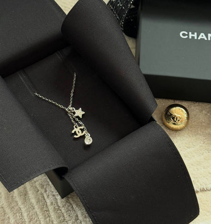CHANEL ❤️‍🔥*
Necklace 💥
Master quality 💯
With normal boxes 🗃️ 
50 dhs✅
With master box 📦 
80 dhs✅

Zain216
♥️♥️♥️