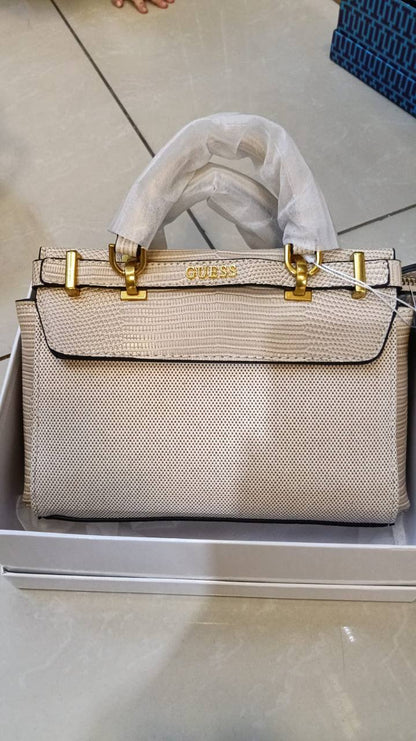 CH
100 dhs✅
with box
size 22cm

Zain26
♥️♥️♥️