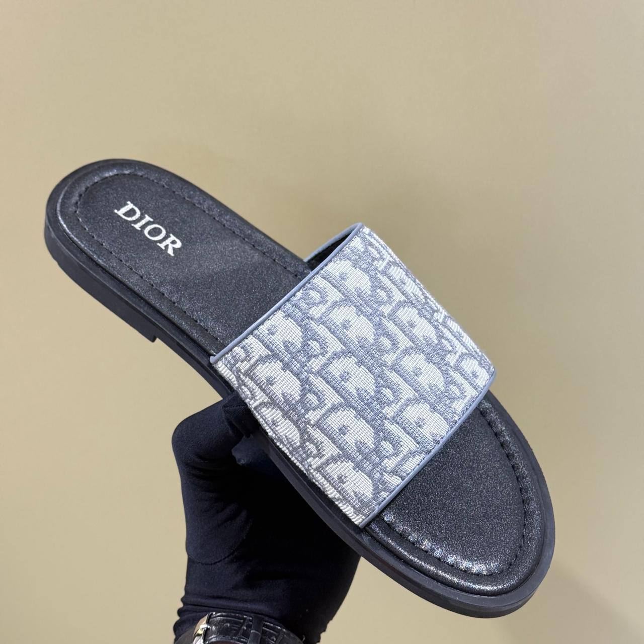 Dior
MEN DIOR SLIPPER 
105 dhs🪙🌨️
SIZE -40 to 45 

Zain40
♥️♥️♥️