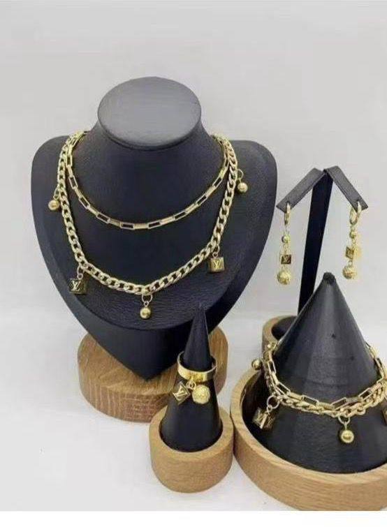 *Stainless steel SET 💯*
Necklace ❤️‍🩹
Earring 🍁
Breslat ❣️
Ring 💍 free size
With normal boxes 📦 
And paper bag 🛍️
45 dhs🪙🌨️

Zain216
♥️♥️♥️