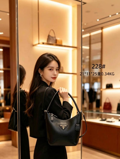 Prada 
90 dhs✅

Zain07
♥️♥️♥️