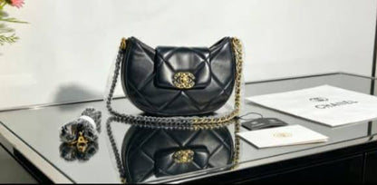 Chanel

115 dhs✅

with box 🎁

Size :22-14-5

Zain07
♥️♥️♥️
