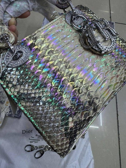 💎 Lady Dior 
Super quality +🎁
Logo with diamond💎
Size : 18 * 14 * 7 cm
125 dhs👑
with box 🎁

Zain115
♥️♥️♥️