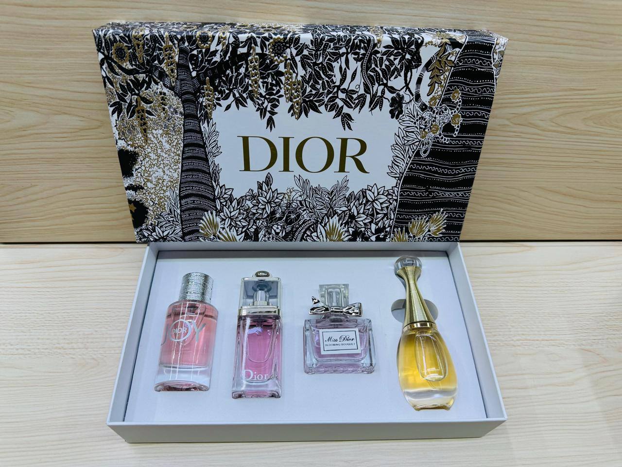 Dior - Chanel - You Set
50 dhs✅

Zain109
♥️♥️♥️