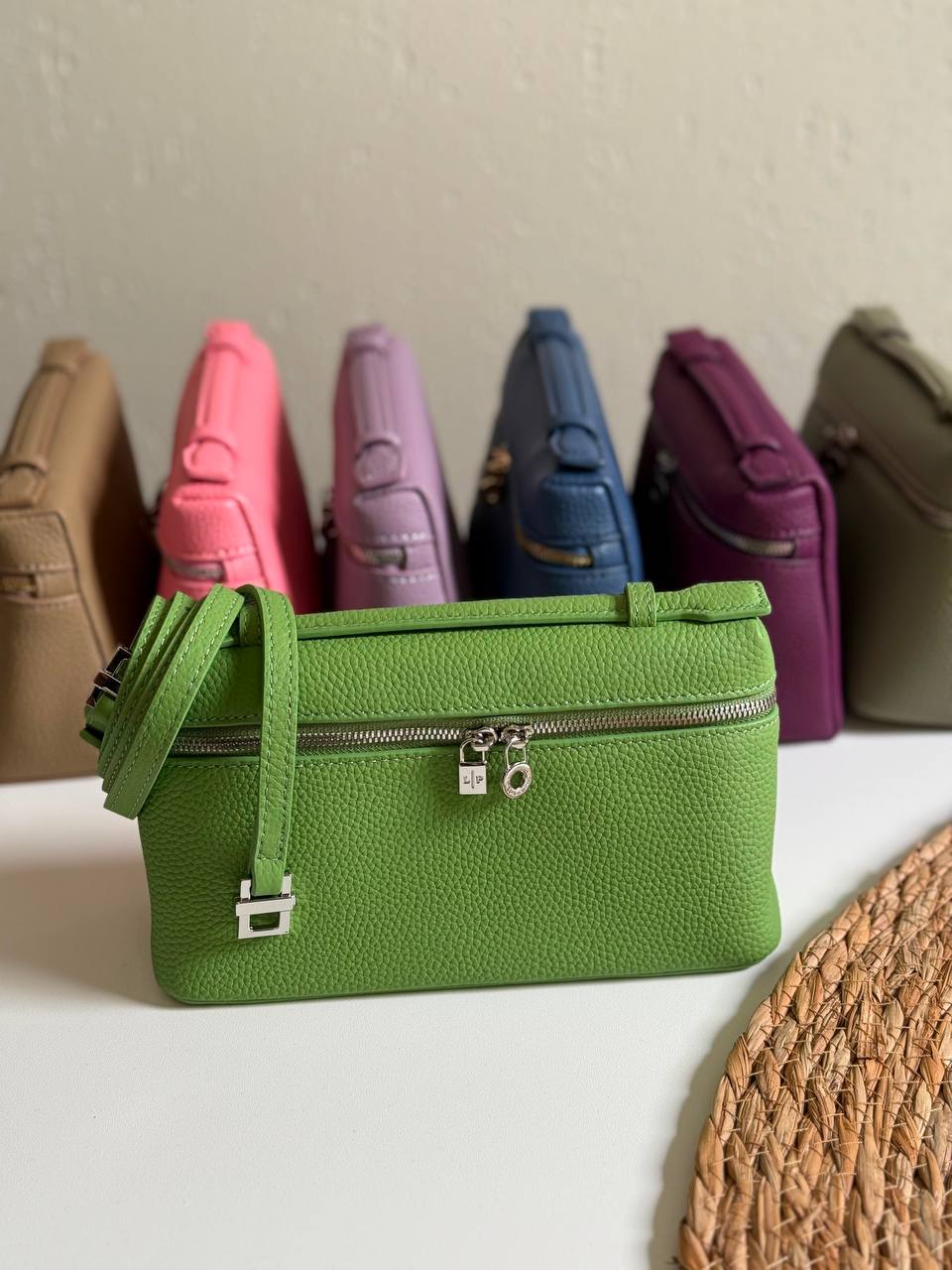 LORO PIANA
19cm
320 dhs🇦🇪🇦🇪
Top quality 
With box🎁

Zain167
♥️♥️♥️