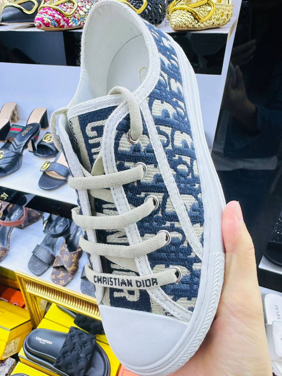 Dior
High quality 
size 36-42 
170 dhs🪙🌨️

Zain132
♥️♥️♥️
