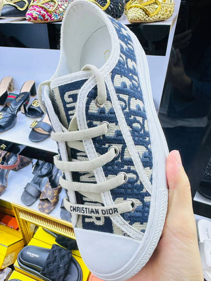 Dior
High quality 
size 36-42 
170 dhs🪙🌨️

Zain132
♥️♥️♥️