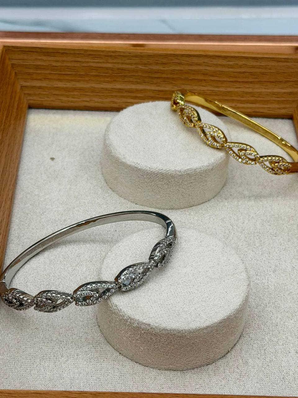 Bangle ❤️‍🔥*
good quality 💯
With black boxes 🗃️ 
20 dhs💓
With normal boxes 📦 
And paper bag🛍️
30 dhs💓

Zain216
♥️♥️♥️