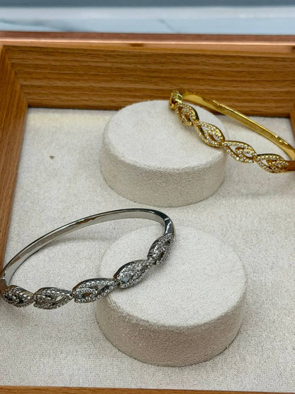 Bangle ❤️‍🔥*
good quality 💯
With black boxes 🗃️ 
20 dhs💓
With normal boxes 📦 
And paper bag🛍️
30 dhs💓

Zain216
♥️♥️♥️