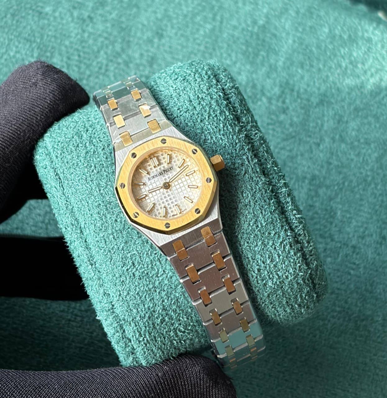 Ap watch for ladies 
good quality 
290 dhs
 (size 23mm )

Zain59
♥️♥️♥️