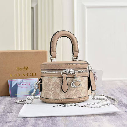 Coach
Coach 
90 dhs🇦🇪🇦🇪
with box
size 11×8.5×9cm

Zain42
♥️♥️♥️